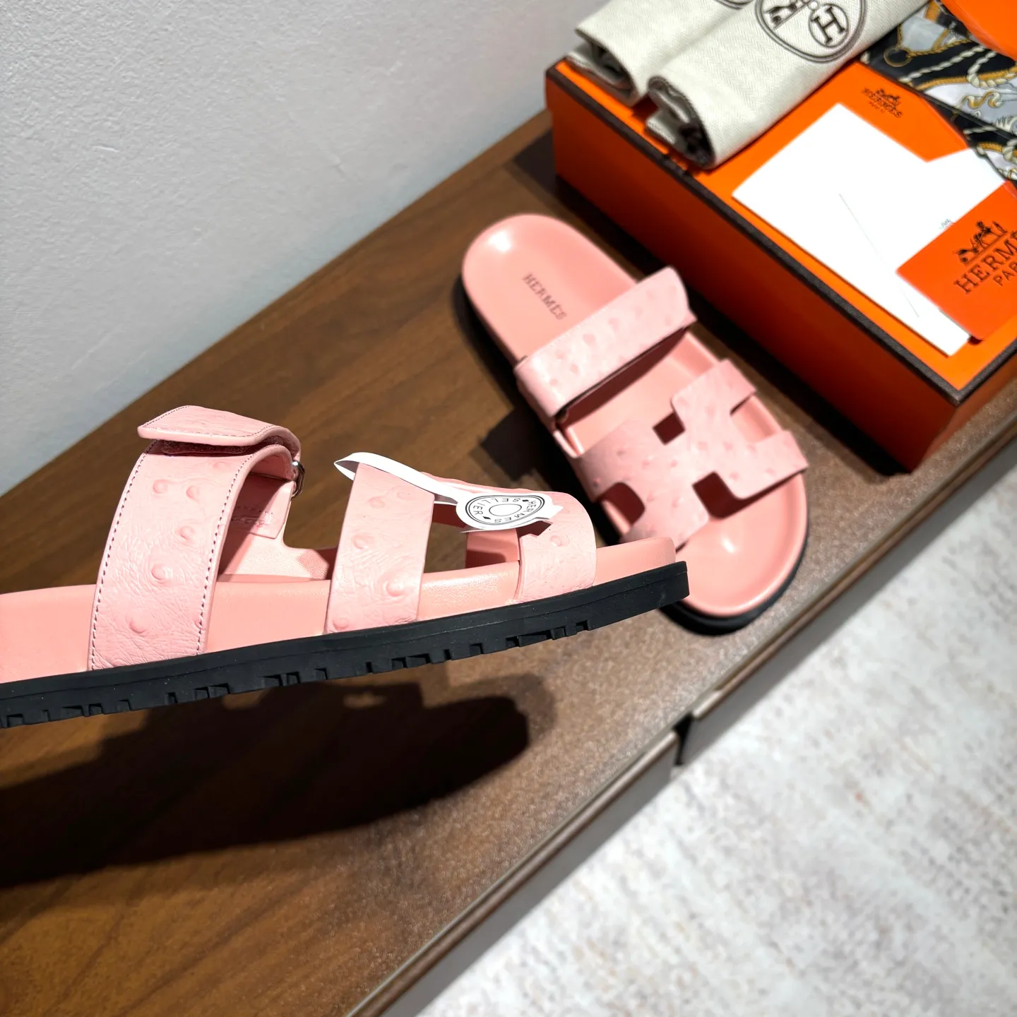 👟👟Ex-factory price 520👟👟 Men's size +10 Brand💗: HERMES Number💗: H8018-210199 Color💗: Ostrich pattern new color system Size 💗: 35 to 40 38-45 Upper material: imported calfskin Outsole material: Tpu anti-slip and wear-resistant outsole 🆕🆕🆕HERMES 2025 latest color matching, original purchased and dismantled, imported custom fabrics. All colors have been adjusted N times, striving to be zero different from the original! The top version for women 💰 Erjie's shoes that have become extremely popular recently - chypre sandals, which are comfortable for all ages and are cute and cute. Paired with various colored socks, it’s so trendy